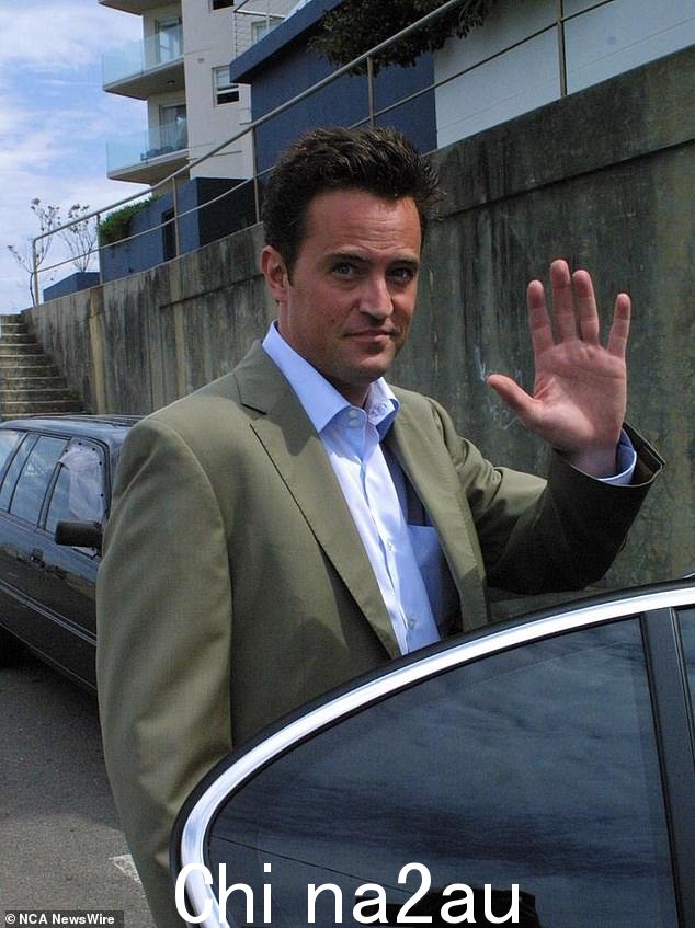 2004 年悉尼旋风之旅中,有人看到马修·佩里 (Matthew Perry) 出现在邦迪冰山