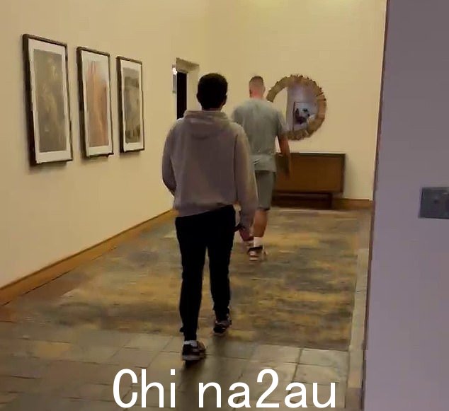 凯尔斯周日在丹佛有一场比赛,所以周六晚上他径直走向电梯