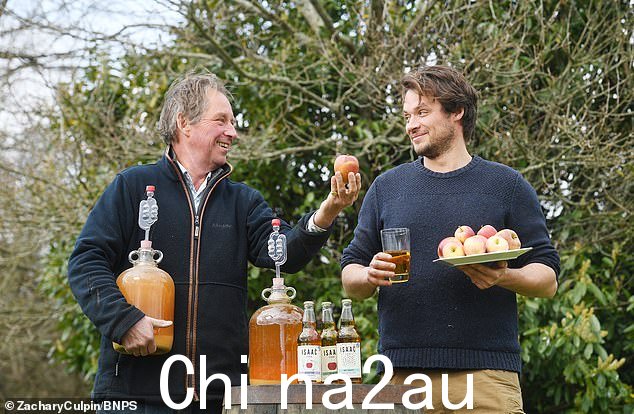 贾尔斯·伍德和他的儿子伯蒂与他们制作的苹果酒