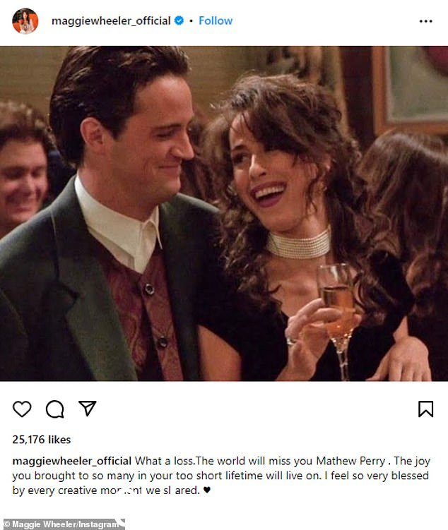 玛吉·惠勒 (Maggie Wheeler),她在剧的前几季中扮演佩里时断时续的女友贾妮丝·霍森斯坦 (Janice Hosenstein),并经常表演她的口号“哦!”我的! God!',在 Instagram 上向 Perry 致敬
