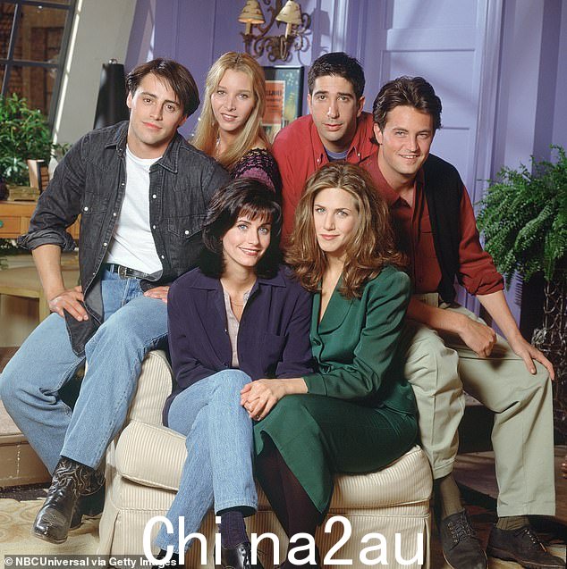Perry 因在 90 年代热门情景喜剧《老友记》中饰演“Chandler Bing”而声名鹊起,该剧播出了 10 季