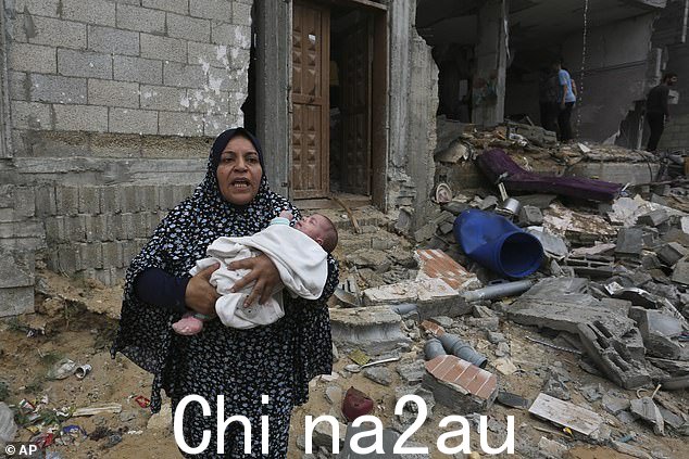 巴勒斯坦人撤离在以色列轰炸加沙地带被毁的建筑物