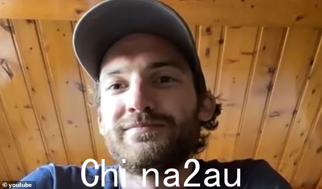 这起奇怪的事故似乎是由谢菲尔德钢人队的一名球员在试图对付约翰逊先生的另一名队友时造成的