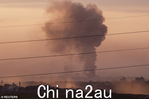 加沙上空的傍晚天空充满了以色列持续轰炸造成的烟雾