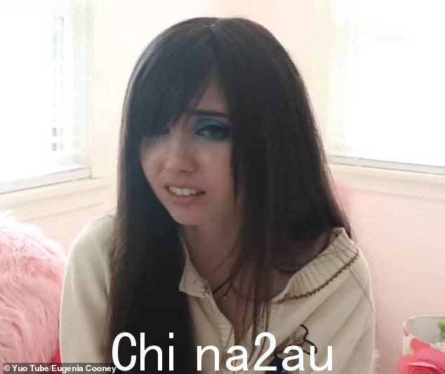 2019 年 7 月,在离开网络五个月后,尤金妮亚坐下来与肖恩·道森 (Shane Dawson) 聊天,在此期间她第一次承认自己患有“饮食失调症”” class=