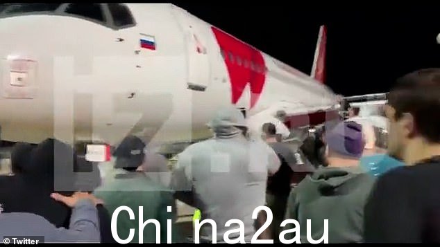 抗议者冲破了航站楼的门,其中一些人跑上了跑道