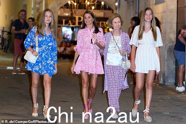 继莱昂诺之后是她的妹妹索菲亚公主(右),比她小两岁