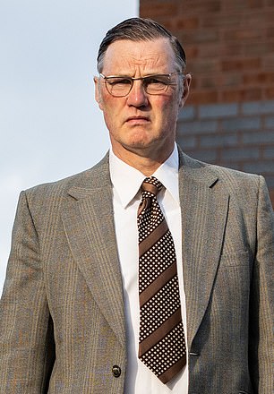 大卫·莫里西 (David Morrissey) 扮演 ACC 乔治·奥德菲尔德 (George Oldfield),他接手了此案,因为它已成为全国性的故事