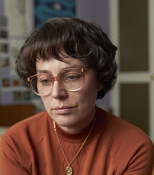 Jill Halfpenny 饰演 Doreen Hill,杰奎琳的母亲