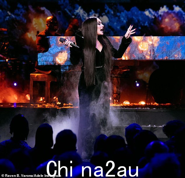 难以置信:歌手装扮成莫蒂西亚·亚当斯 (Morticia Addams) 参加万圣节特别音乐会,随后在 Instagram 上分享了一些照片