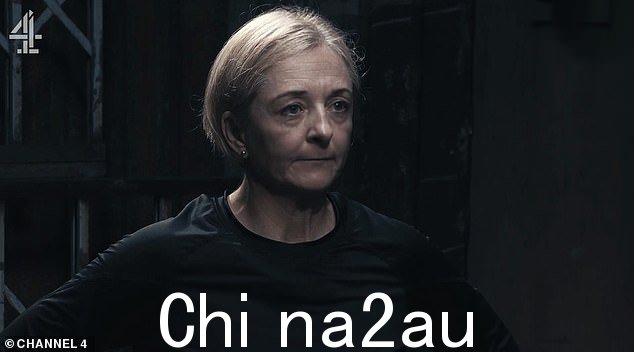 残酷:他被迫只穿内衣站立,审讯者德布斯喊道: '你他妈就是一个男人,不是吗?你是一个喜欢说一点的人,站起来
