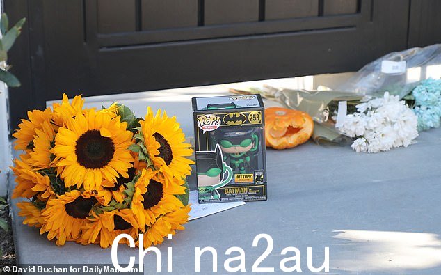 与此同时,在洛杉矶,球迷们在佩里家门口留下了向日葵花束和其他悼念品,周末他被发现死在那里