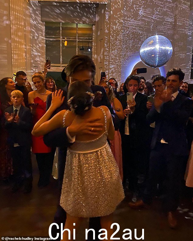 耶!这对夫妇于 2021 年 7 月订婚,周末穿着婚礼服饰微笑着拍照,看起来幸福无比。