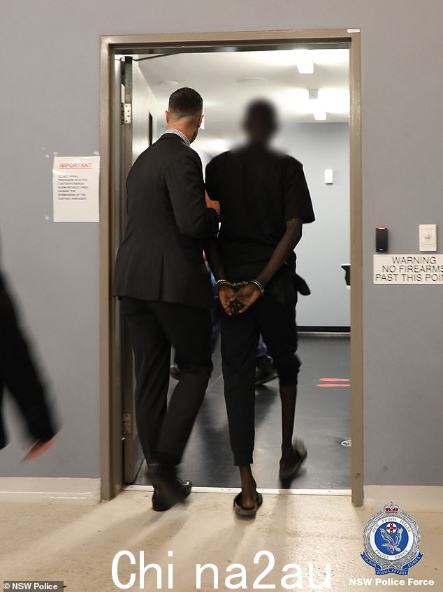 这两名男子正在接受警方讯问,预计将受到指控