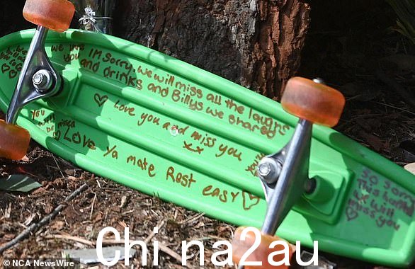 朋友在树根处的滑板上留下了感人的信息