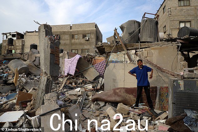 10 月 29 日,在加沙地带南部城市汗尤尼斯,在以色列空袭中被摧毁的建筑物废墟中看到一名男子