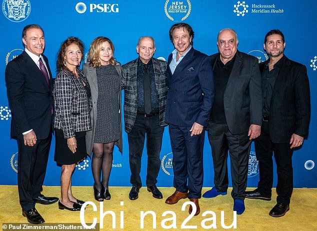 泽西球星:Al Sapienza、Aida Turturro、Edie Falco、David Chase、Federico Castelluccio 和 Vince Curatola 在纽瓦克举行的第 15 届年度新泽西名人堂入职典礼上合影,新泽西州