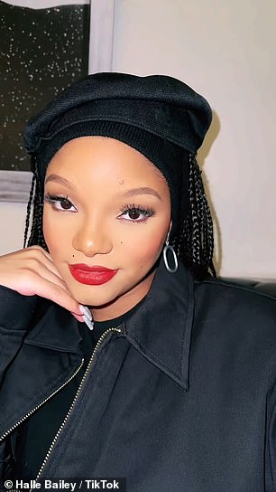 电影致敬:Halle Bailey 和男友 DDG 打扮成 Janet Jackson 和 Tupac 在 1993 年戏剧 Poetic Justice 中的角色