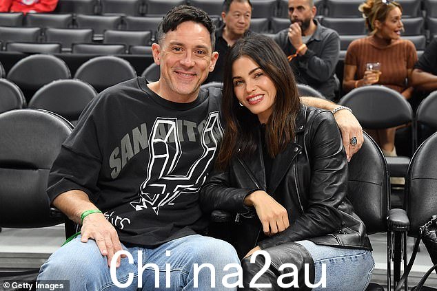 共度时光:她的未婚夫 Steve Kazee 也加入其中, 48 岁,她在看台上与她亲密接触
