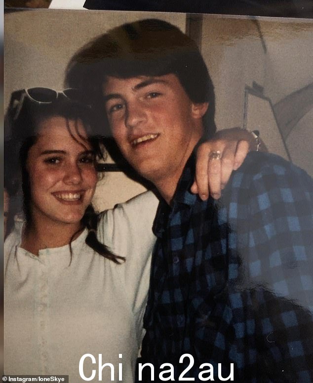 艾恩·斯凯 (Ione Skye) 分享了她与马修·佩里 (Matthew Perry) 的最后一条短信,马修·佩里 (Matthew Perry) 于周六在家中不幸溺水身亡。两人在 90 年代初合影留念 - 她在 Instagram 上发布了一张照片。 class=