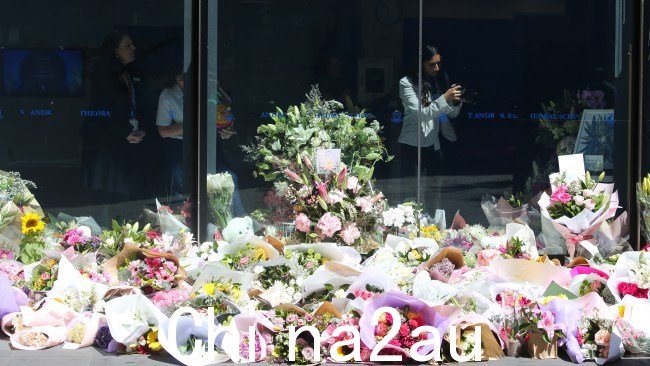 悉尼圣安德鲁大教堂学校外为莉莉·詹姆斯老师献上了鲜花。摄影：NCA Newswire /Gaye Gerard