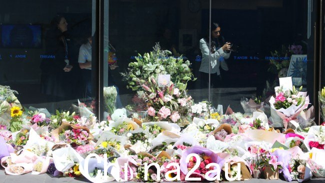 悉尼圣安德鲁大教堂学校外为莉莉·詹姆斯老师献上了鲜花。摄影:NCA Newswire /Gaye Gerard