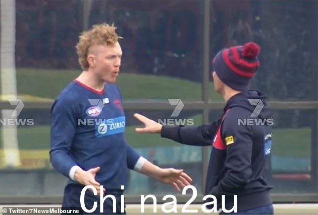 克莱顿·奥利弗被拍到在训练场上因非法药物使用以及与队友和工作人员发生冲突的指控而发生争执