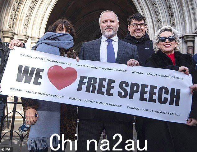 PC Watson 针对米勒先生(左二),因为他对性别认同的看法“与她自己的观点直接矛盾”,警方不当行为小组周五获悉。图为:2020 年 2 月,米勒先生在伦敦高等法院外