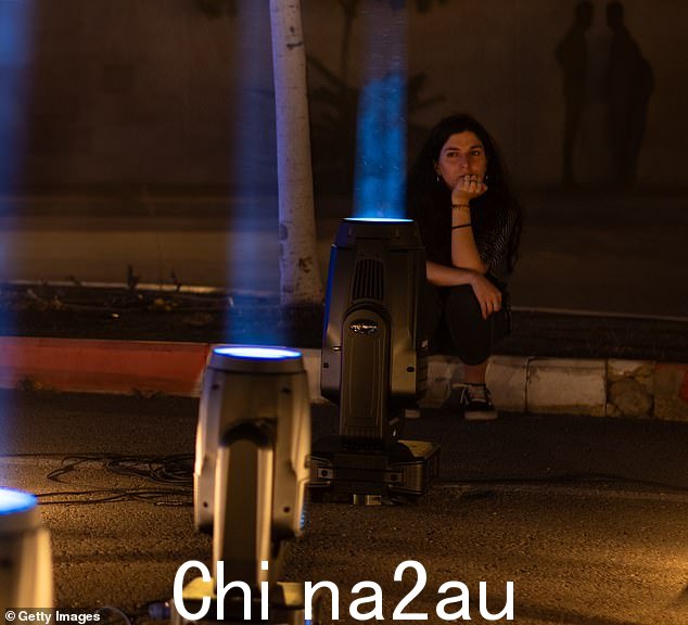 一位看上去庄严的女士在今晚的装置中表达敬意