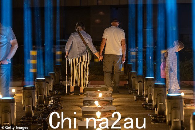 今天消防员、社区成员和祈祷俘虏安全返回的人们参观了展览