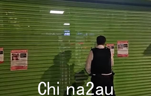 在大都会警察拉下被绑架的以色列儿童的海报以避免加剧紧张局势后,伦敦北部爆发了愤怒
