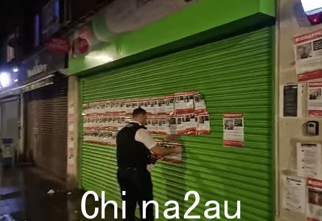 在社交媒体上广泛分享的视频显示,两名警官站在埃奇韦尔的 Cullimore Chemist 外面,撕掉大楼外面的无辜失踪平民的传单