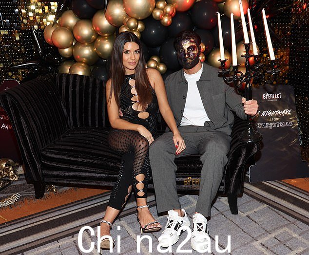 合奏:这位网络名人 - 被称为意大利种马 - 穿着灰色开衫和配套裤子,里面搭配白色 T 恤和 Valentino 运动鞋