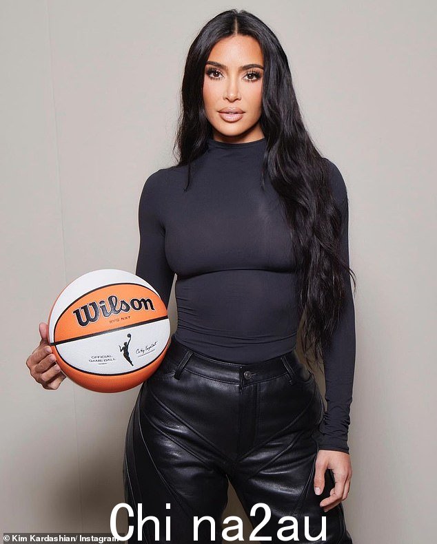 新消息:金·卡戴珊 (Kim Kardashian) 于周一早上宣布建立新的合作伙伴关系。SKIMS 现在将与 NBA - 美国国家篮球协会合作
