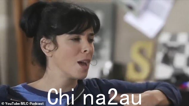 莎拉·西尔弗曼 (Sarah Silverman) 曾透露,她对凯文·布伦南 (Kevin Brennan) 失去了童贞,这位前 SNL 作家目前因取笑马修·佩里 (Matthew Perry) 的死而受到猛烈抨击