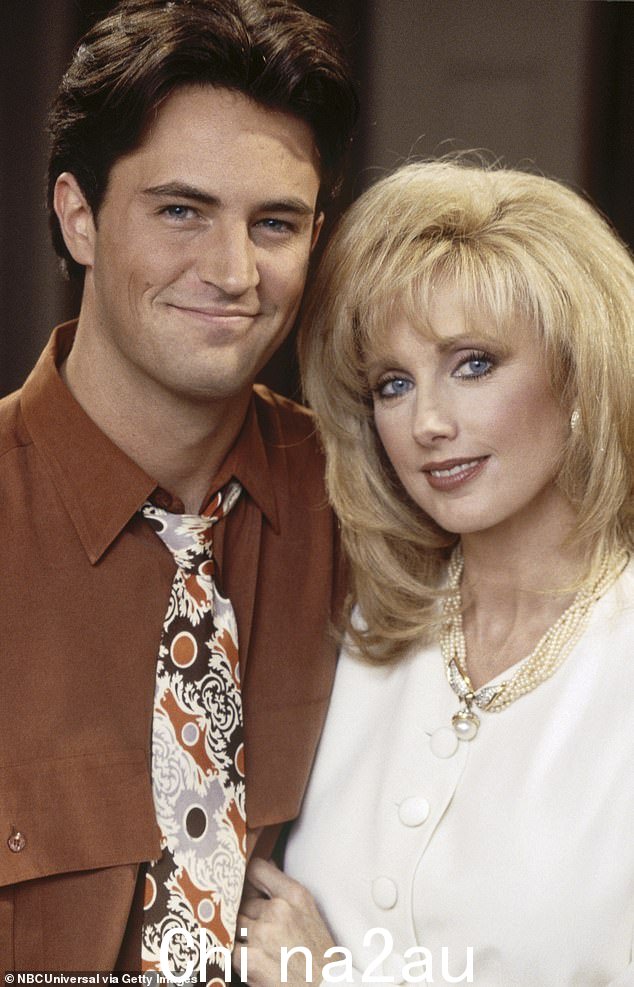 摩根·费尔柴尔德 (Morgan Fairchild) 在这部热门情景喜剧中饰演马修·佩里 (Matthew Perry) 的银幕妈妈,他赞扬已故演员公开与毒瘾作斗争