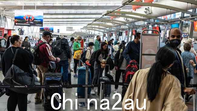 由于强劲的西风侧风,预计悉尼机场将于周二启用单跑道。图片:NCA NewsWire/Flavio Brancaleone