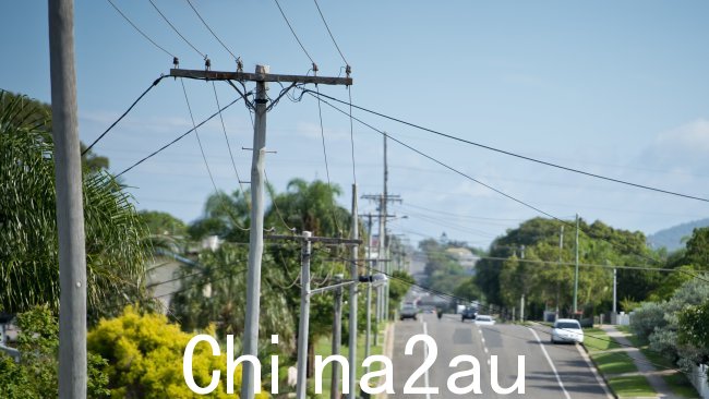 紧急服务部门收到了来自悉尼西南部居民的 162 个求助电话,他们目前正在清理散布着松散和掉落物品的混乱街道。图片:Paul Braven/The Observer