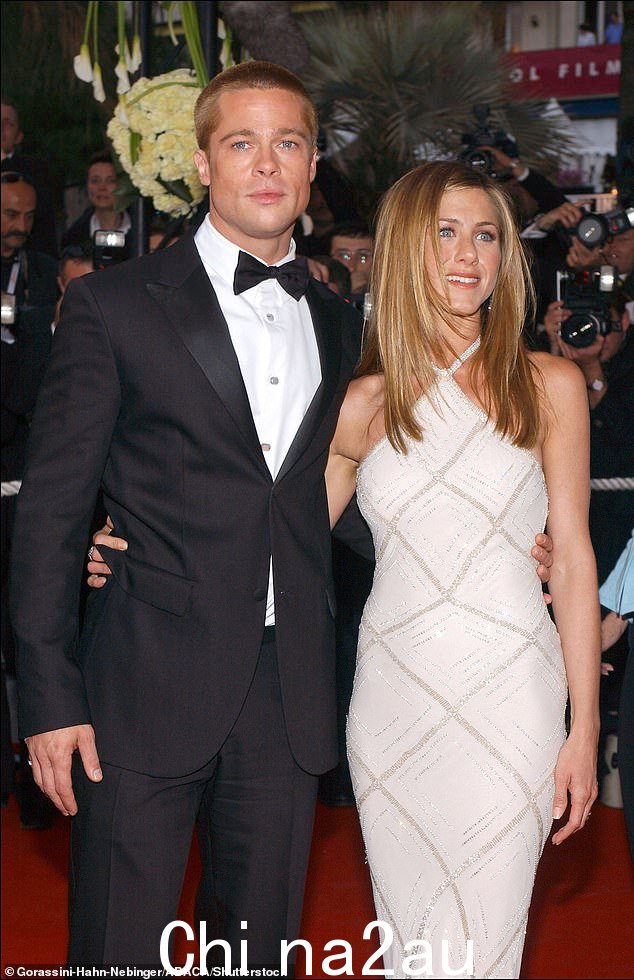 高调:安妮斯顿于 2000 年至 2005 年与布拉德·皮特 (Brad Pitt)(摄于 2004 年)结婚,并于 2015 年至 2018 年与贾斯汀·塞洛克斯 (Justin Theroux) 结婚与她的两位前任保持友好关系