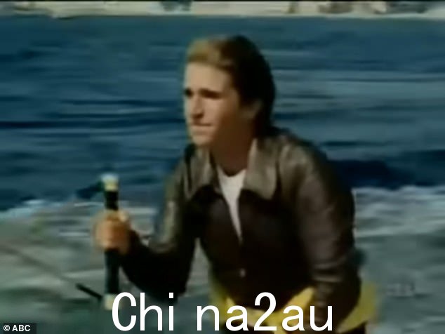 全力以赴:在剧中饰演 Arthur 'Fonzie' Fonzarelli 的演员,当他的角色试图在滑水橇上跳过虎鲨时,他确实创造了“跳过鲨鱼”这个词” class=