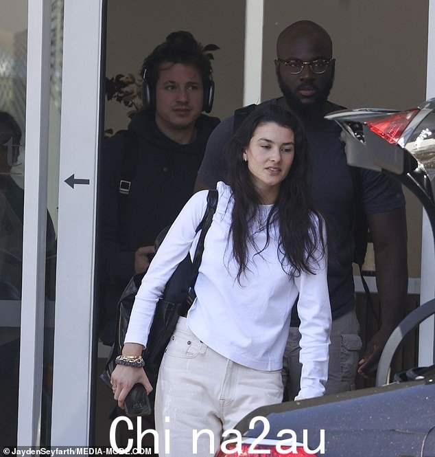 这位 31 岁的美国流行歌星,有人看到他与未婚妻布鲁克·桑索 (Brooke Sansone) 一起走下私人飞机(如图),他的形象很随意