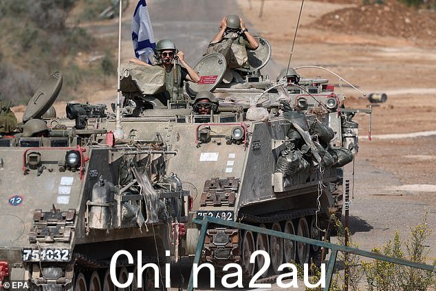 周二,以色列士兵乘坐装甲运兵车 (APC) 在以色列-黎巴嫩边境附近的基亚特什莫纳镇附近的一条主要道路上巡逻