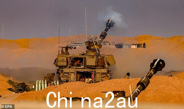以色列国防军 (IDF) 士兵周二在以色列南部加沙边境附近的一个秘密地点发射 155 毫米榴弹炮