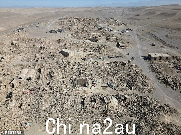 整个村庄被 6.3 级地震夷为平地,随后又发生了几次地震