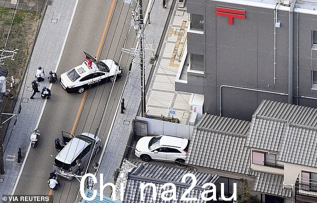 今天,一名枪手劫持了几人作为人质,警方包围了日本蕨市的邮局