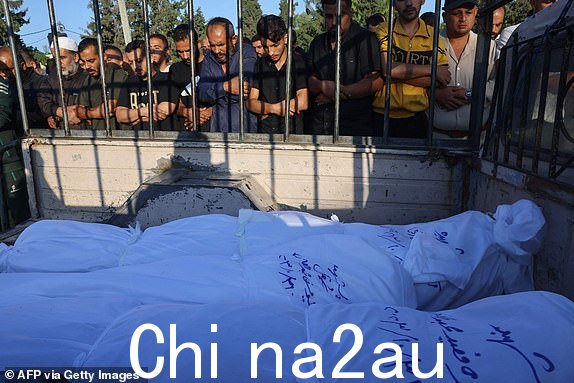 巴勒斯坦人祈祷2023 年 10 月 31 日,在加沙地带南部拉法举行的葬礼上,他们的尸体被以色列轰炸中丧生的同一家庭成员的尸体所埋葬。以色列于 10 月 31 日表示,其部队在加沙地带与哈马斯连夜作战,并在总理之后袭击了 300 个目标本杰明·内塔尼亚胡断然排除停火的可能性,认为这是向巴勒斯坦激进组织“投降”。 (SAID KHATIB / 法新社拍摄)(SAID KHATIB / 法新社通过 Getty Images 拍摄)