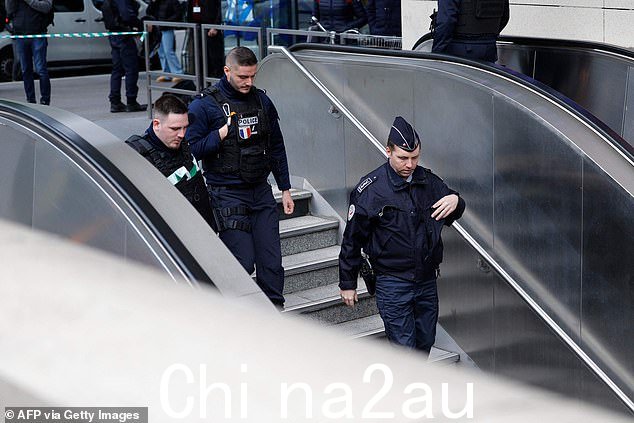 受害者(未透露姓名)今天在巴黎弗朗索瓦·米特朗图书馆地铁站高峰时段被至少一颗子弹击中(如图所示)
