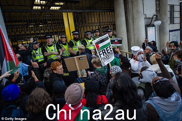 英国交通警察在堤岸车站外被数百名亲巴勒斯坦抗议者包围