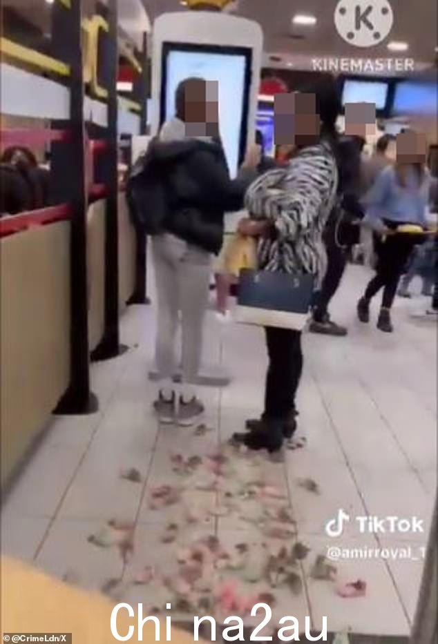 可以看到这名男子头上还戴着巴勒斯坦国旗,他将一盒老鼠扔到地板上,向两名妇女扔去,两名妇女立即惊恐地逃跑