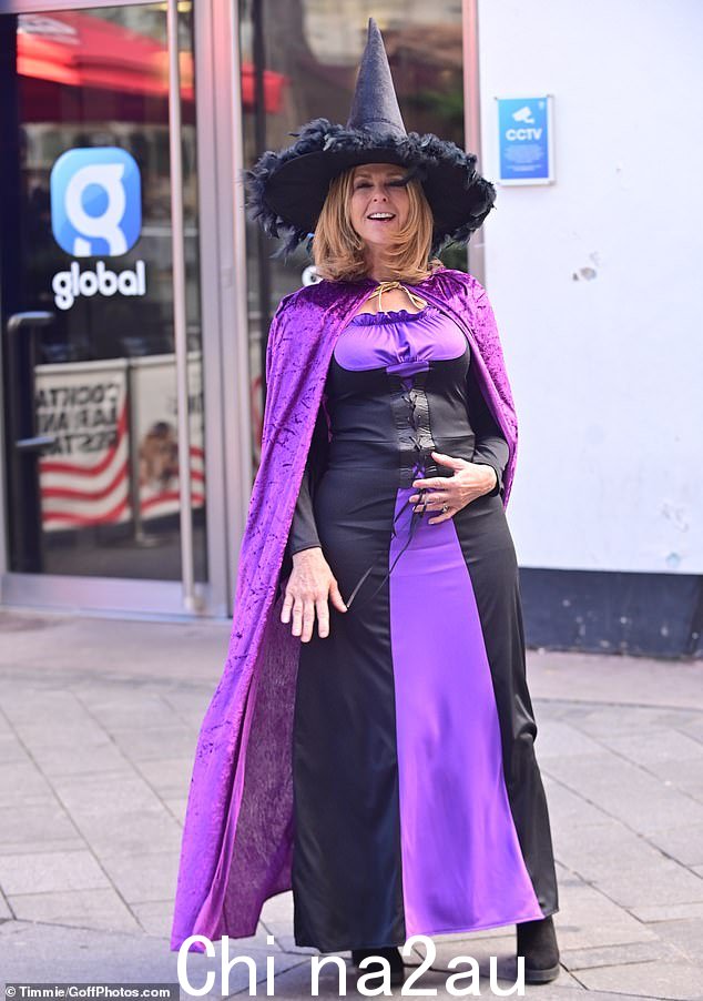 诡异!凯特·加拉威 (Kate Garraway) 在到达全球广播电台时装扮成女巫,也融入了万圣节气氛